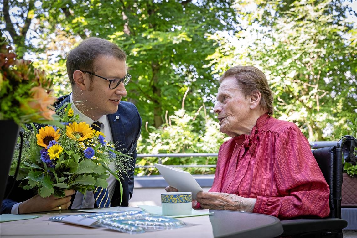 Edith Wengert (rechts) bekommt zum 102. Geburtstag einen Besuch von OB Maximilian Friedrich abgestattet. Foto: Alexander Becher