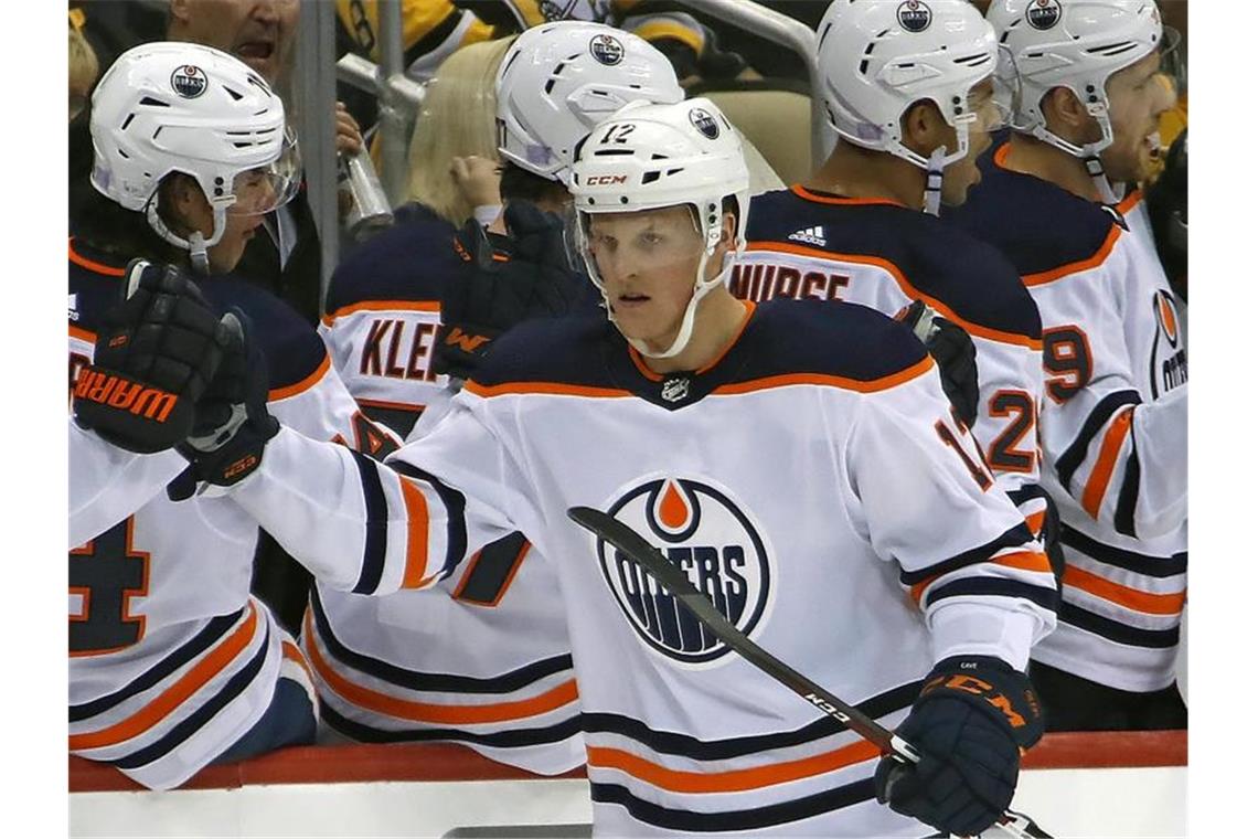 NHL in Trauer: Draisaitl-Kollege stirbt nach Hirnblutung Edmontons Colby Cave ist nach einer Hirnblutung gestorben. Foto: Gene J. Puskar/AP/dpa