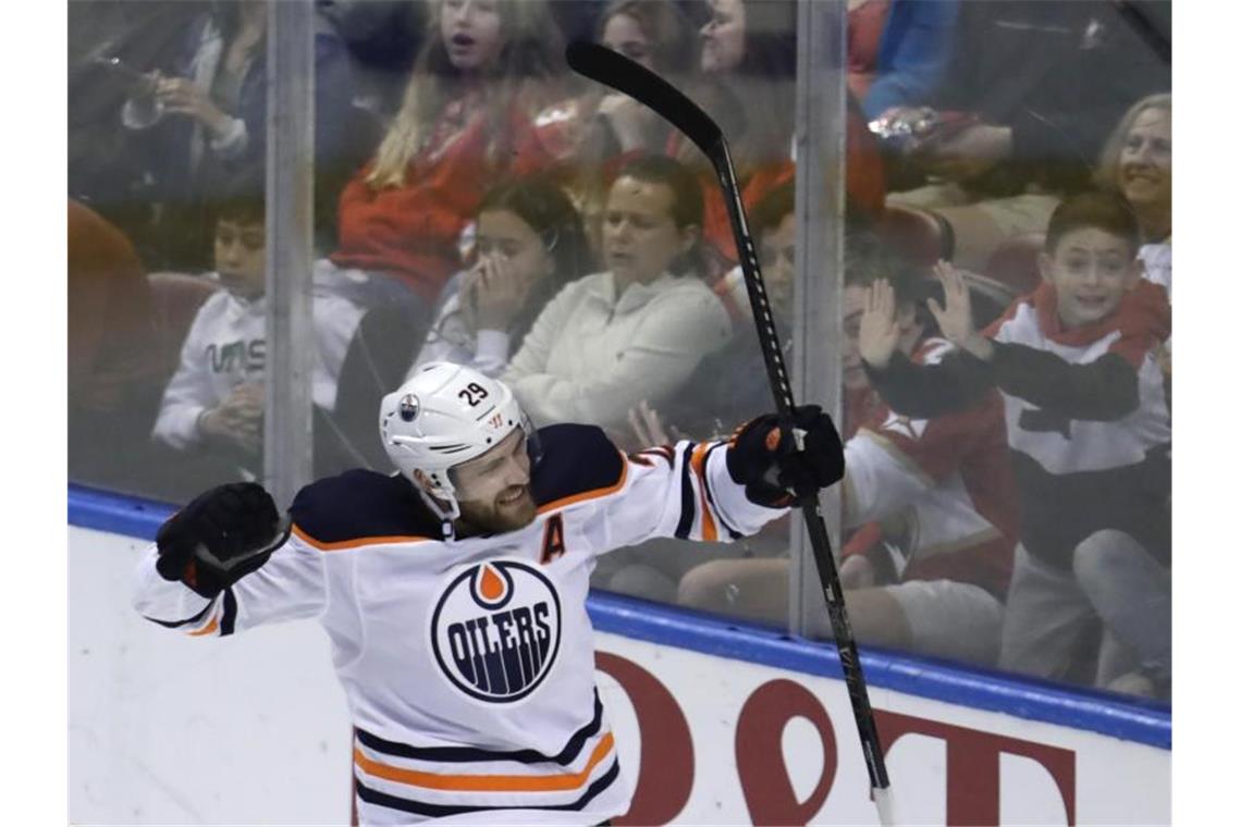 Draisaitl trifft weiter in NHL - Torwart Grubauer verletzt Edmontons Star Leon Draisaitl jubelt über seinen Treffer gegen die Florida Panthers. Foto: Lynne Sladky/AP/dpa