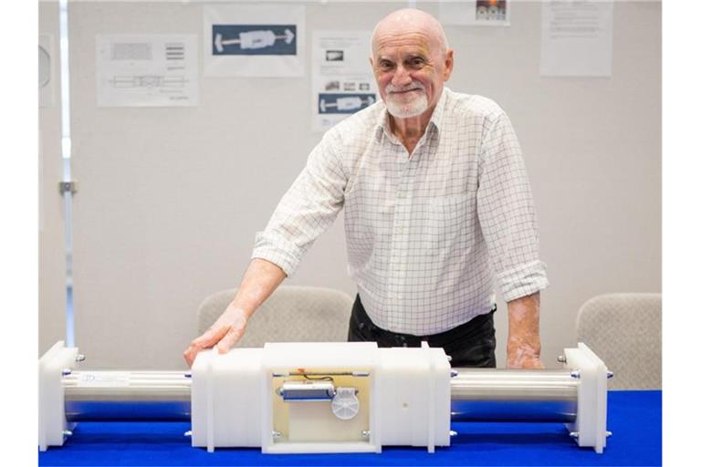 Edmund Erath, Gewinner des Artur-Fischer-Erfinderpreises, präsentiert seine Erfindung. Foto: Christoph Schmidt