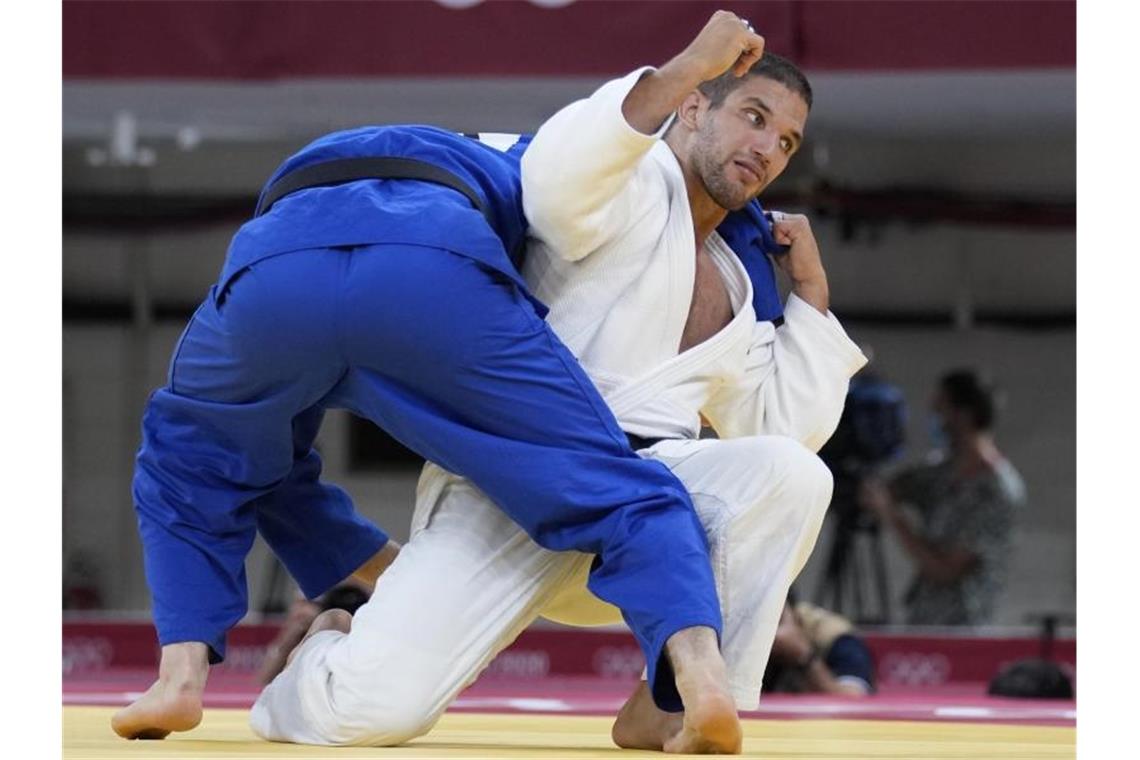 Eduard Trippel (blau) holte Silber in Tokio. Foto: Vincent Thian/AP/dpa