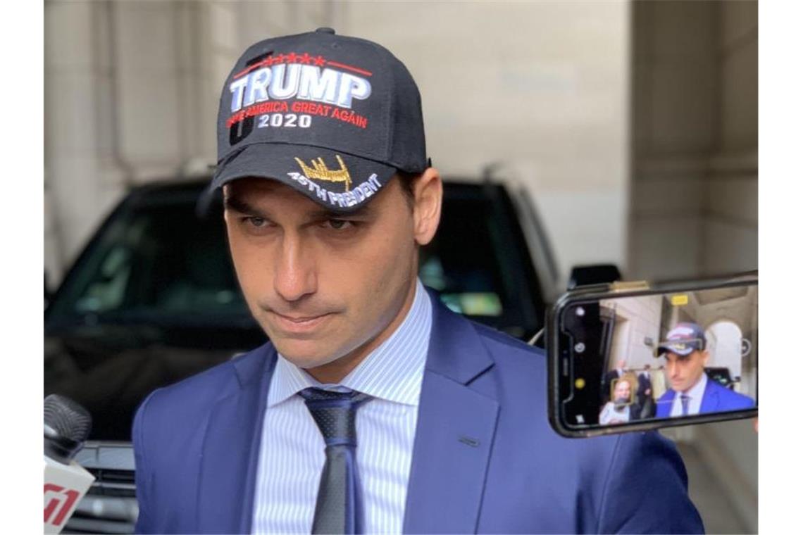 Brasiliens Präsidentensohn: Nicht für Hilfe prostituieren Eduardo Bolsonaro, Abgeordneter und Sohn des Präsidenten, spricht mit einer Trump-Mütze auf dem Kopf zu Journalisten. Foto: Paola de Orte/Agencia Brazil