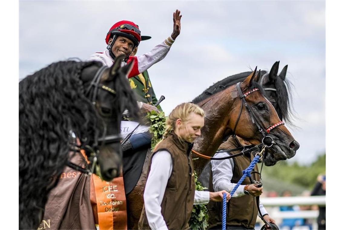 Jockey Pedroza feiert Derby-Sieg mit Laccario im TV-Sessel Eduardo Pedroza reitet nach seinem Sieg auf „Laccario“ eine Ehrenrunde. Foto: Axel Heimken