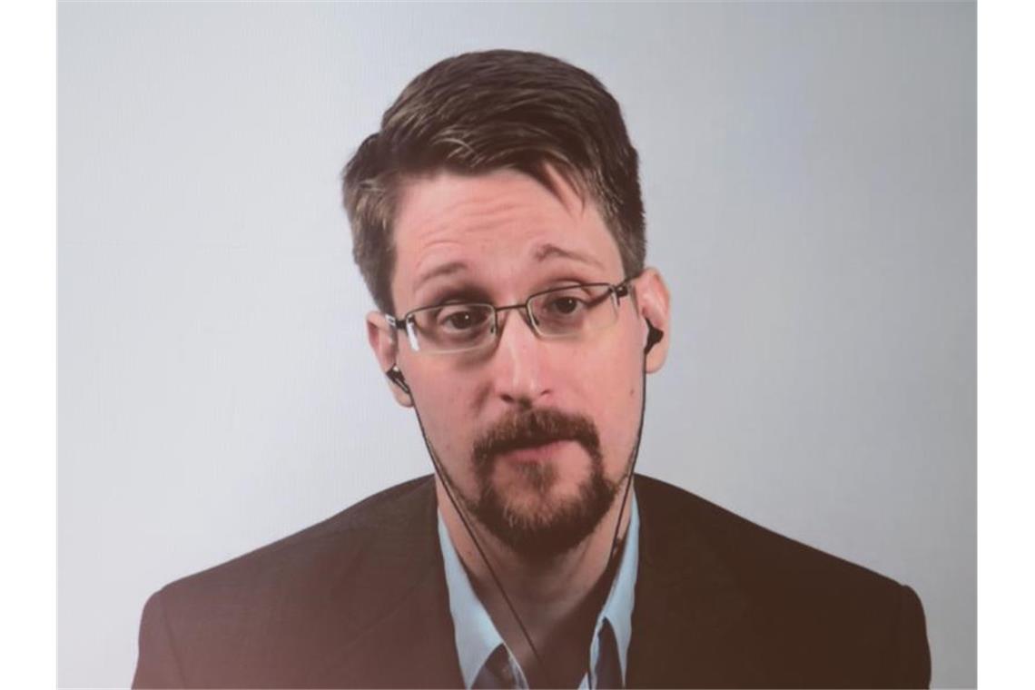 Edward Snowden bewirbt sich um russische Staatsbürgerschaft Edward Snowden: „Lindsay und ich werden Amerikaner bleiben, die ihren Sohn mit jenen Werten Amerikas großziehen, die wir lieben.“. Foto: Jörg Carstensen/dpa
