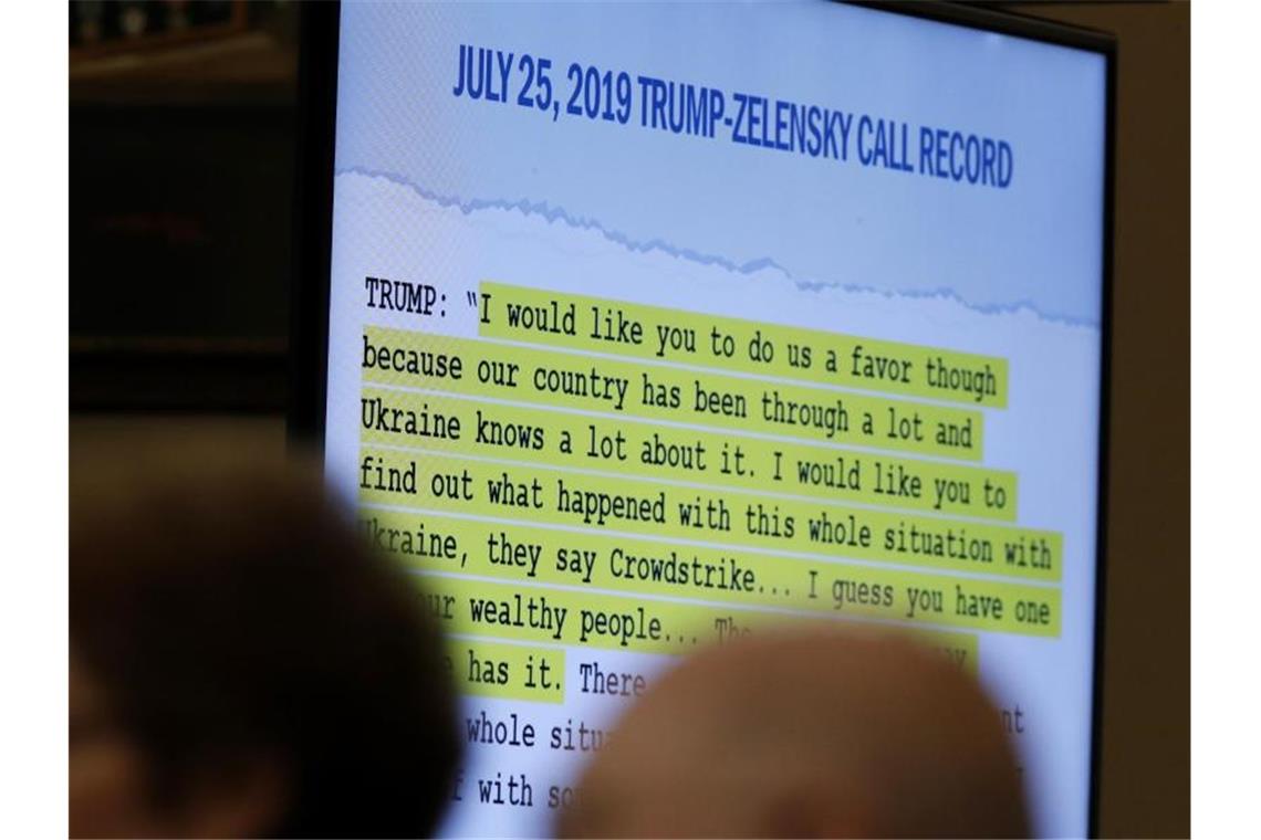 Effektvoll inszeniert: Bei der öffentlichen Anhörung werden Zitate von US-Präsident Trump aus einem Telefonat vom 25. Juli 2019 zwischen ihm und dem ukrainischen Präsidenten Selenskyj gezeigt. Foto: Alex Brandon/AP/dpa