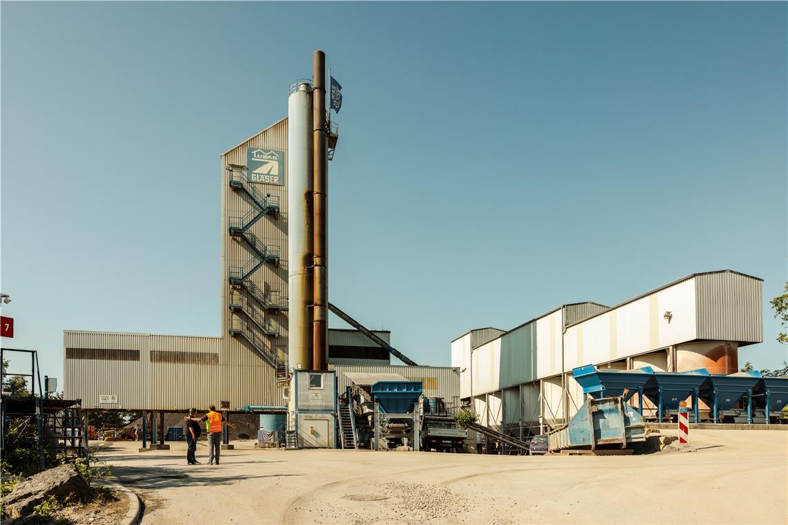 Effizienter und weniger CO2-Ausstoß: Das Asphaltmischwerk aus den späten 80er-Jahren wird modernisiert. Foto: Hyp Yerlikaya/Lukas Gläser
