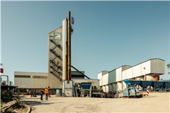 Effizienter und weniger CO2-Ausstoß: Das Asphaltmischwerk aus den späten 80er-Jahren wird modernisiert. Foto: Hyp Yerlikaya/Lukas Gläser