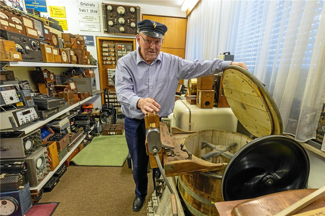 150 Jahre Elektrotechnik im Regal Egal ob riesige Waschmaschinen oder empfindliche Messgeräte, Heinz Rittinger präsentiert seit 25 Jahren Alltagsgegenstände oder Arbeitsutensilien von Elektrikern. Fotos: Alexander Becher
