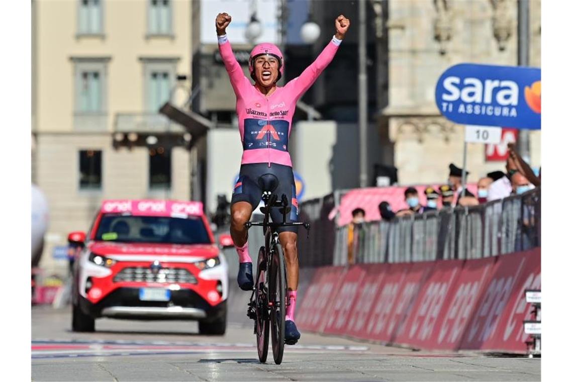 Egan Bernal jubelt bei der Zieleinfahrt auf der Schlussetappe. Foto: Massimo Paolone/LaPresse via ZUMA Press/dpa