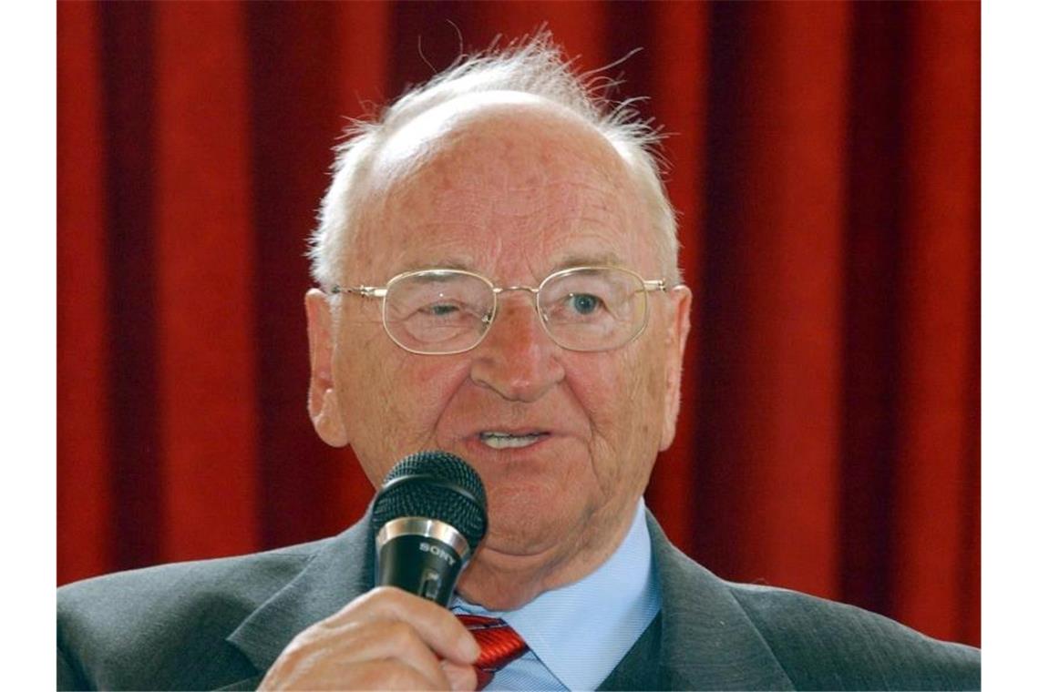 Früherer DFB-Präsident Egidius Braun gestorben Egidius Braun bei einer Pressekonferenz im Jahr 2003. Foto: Matthias Schrader/dpa