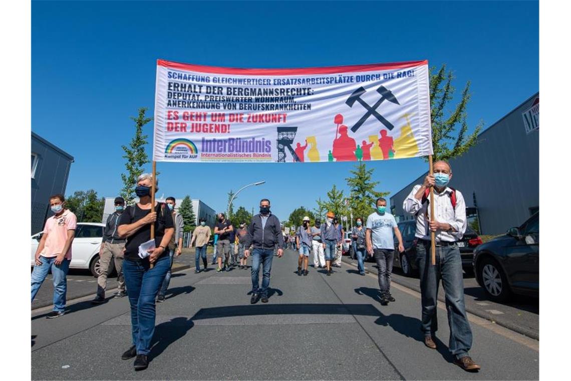 Datteln 4 geht ans Netz - Umweltschützer protestieren Ehemalige Bergleute gehen zum Kohlekraftwerk in Datteln und demonstrieren gegen die Inbetriebnahme. Foto: Guido Kirchner/dpa