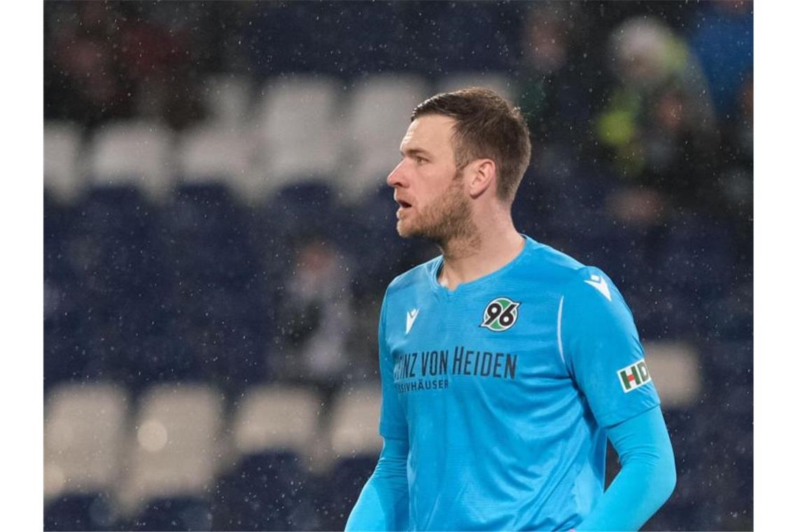 Ehemaliger Torwart von Hannover 96, Michael Esser, ist am Ball. Foto: Peter Steffen/dpa/Archivbild