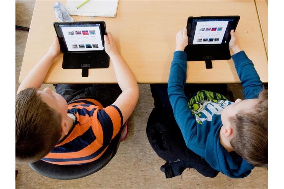 Umfrage: Schulen schlecht vorbereitet auf neue Schließungen Eher Ausnahme als die Regel: Schüler einer 5. Klasse lernen mit iPads im Englischunterricht. Foto: Julian Stratenschulte/dpa