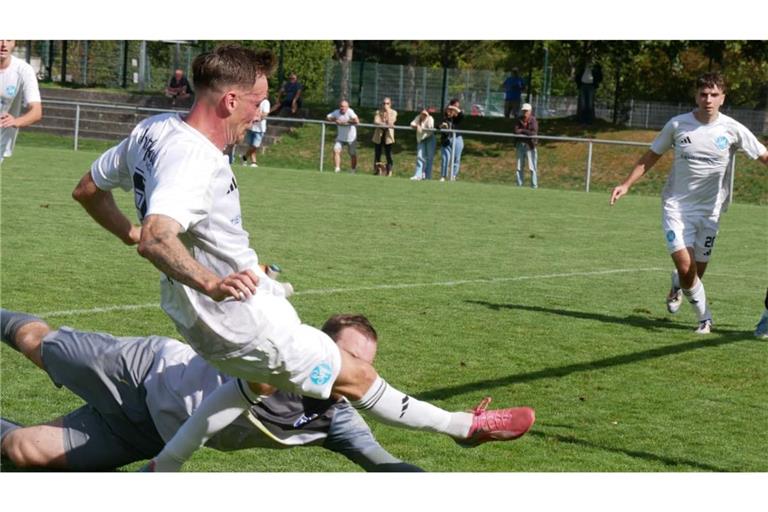 Ehningens Torhüter Paul Ulmer rettet hier gegen den dreifachen Torschützen Alexander Aschauer: Der TSV-Keeper verhinderte mit seinen Paraden eine noch höhere Niederlage.