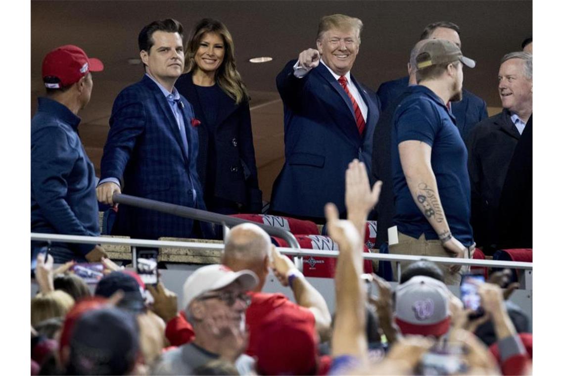 Ehrengäste: Donald Trump (M) und Frau Melania (3.v.l) beim Baseball in Washington. Foto: Andrew Harnik/AP/dpa