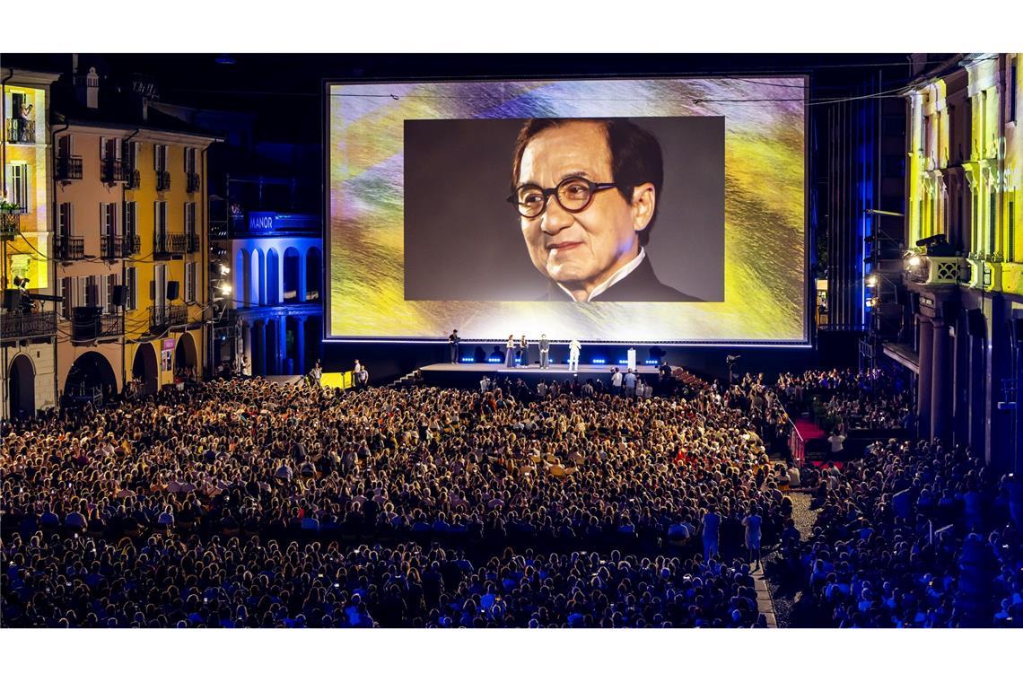 Ehrenpreise werden an Stars wie Schauspieler Jackie Chan ("Rush Hour") vergeben - vor einer der abendlichen Freiluft-Galas mit Filmen außerhalb aller Wettbewerbe auf der malerischen Piazza Grande von Locarno.