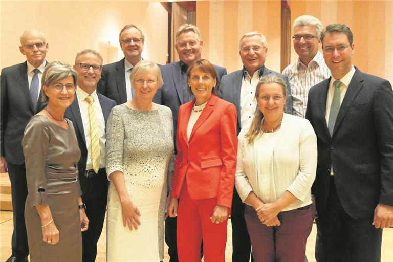 Ehrungen für langjähriges ehrenamtliches Engagement (von links): Edgar Schäf, Gudrun Senta Wilhelm, Reinhold Sczuka, Peter Engel, Ute Ulfert, Erhard Häußermann, Bettina Jenner-Wanek, Siegfried Kasper, Astrid Fleischer und Hermann Beutel mit Landrat Richard Sigel. Foto: Landratsamt