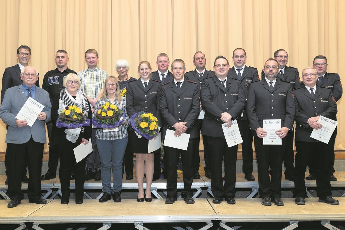 Ehrungen für Verdienste im Ehrenamt: Neben den Kameraden der Feuerwehr haben sich Bürgermeister Karl Ostfalk, Jaroslaw Morawiak, Manuel Mattern, Ulrike Rückert (hintere Reihe von links) postiert, davor Eugen Holzwarth, Gudrun Hanel und Barbara Raitzig (von links).