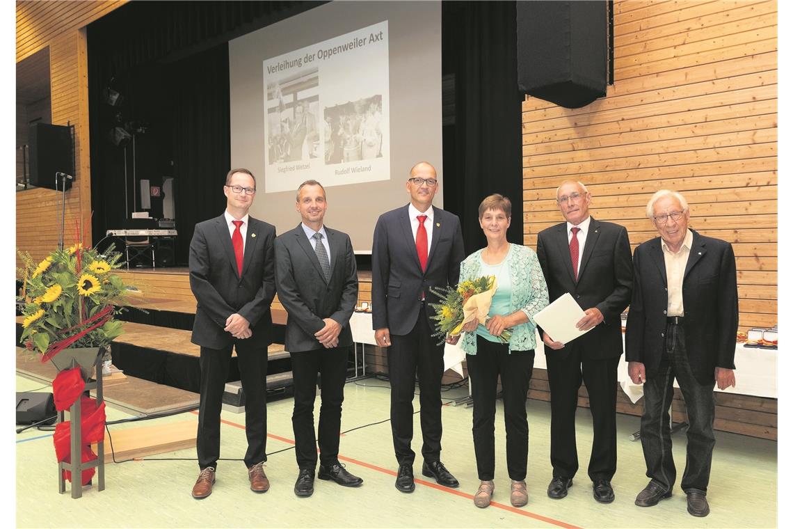 Wertschätzung für rührige Bürger Ehrungen für Verdienste um die Gemeinde (von links): Erhard Friz und Claus Kübler gehörten jeweils zehn Jahre dem Gemeinderat an. Bürgermeister Bernhard Bühler verlieh ferner die „Oppenweiler Axt“ an Rudolf Wieland und Siegfried Wetzel. Mit dabei: Ehefrau Anita Wieland. Fotos: J. Fiedler