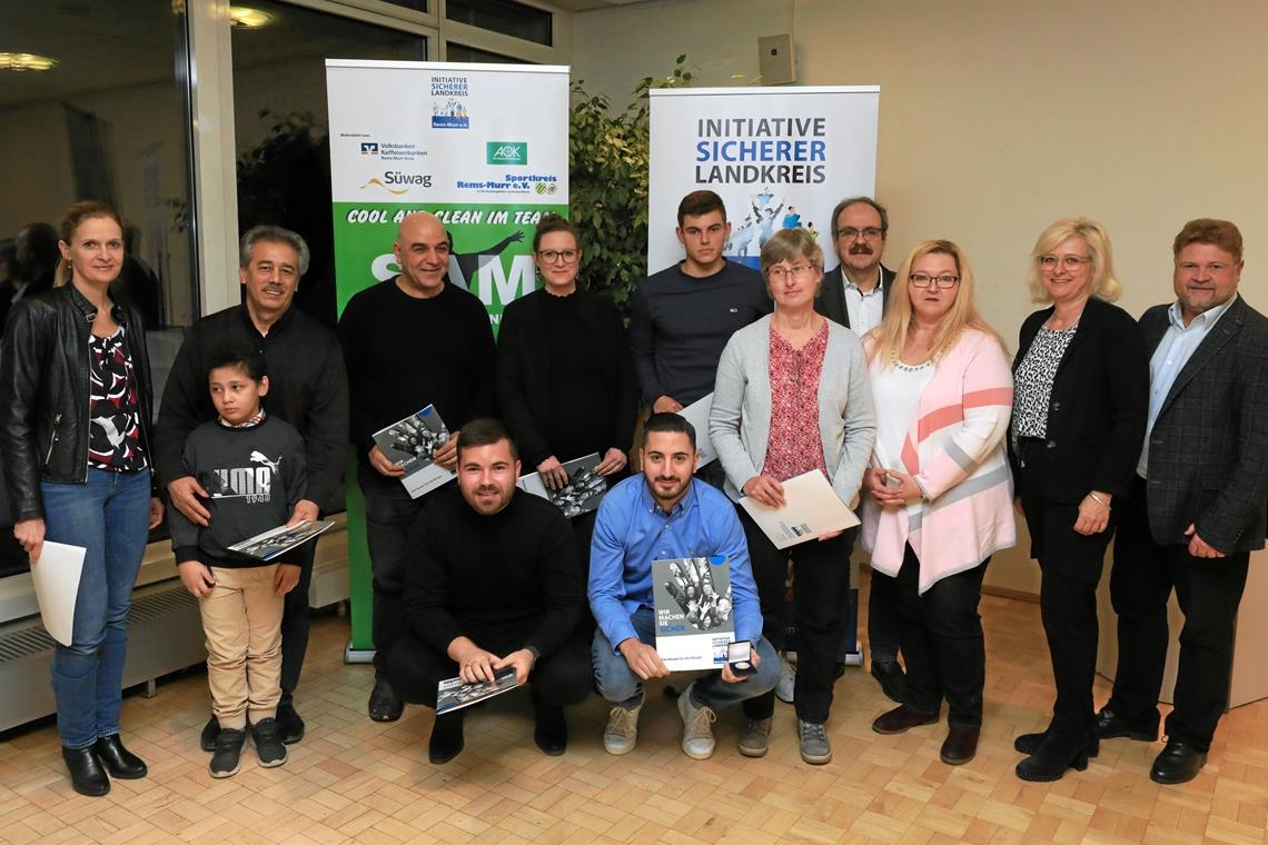 Kind im Schwimmbad reanimiert Ehrungen für Zivilcourage (von links): Andrea Palm, Präsidiumsmitglied der Initiative Sicherer Landkreis (ISL), Turgut Secilmis und Sohn, Bahman Farhadi, Stefanie Birkhold-Staubus, Philipp Sonnenwald, Susanne Lenz, Georg und Beate Bihler, Claudia Maurer-Bantel, Präsidiumsmitglied der ISL, Klaus Auer, Polizeioberrat und Präsidiumsmitglied der ISL; vorne: Caner und Taner Bakir. Foto: G. Habermann