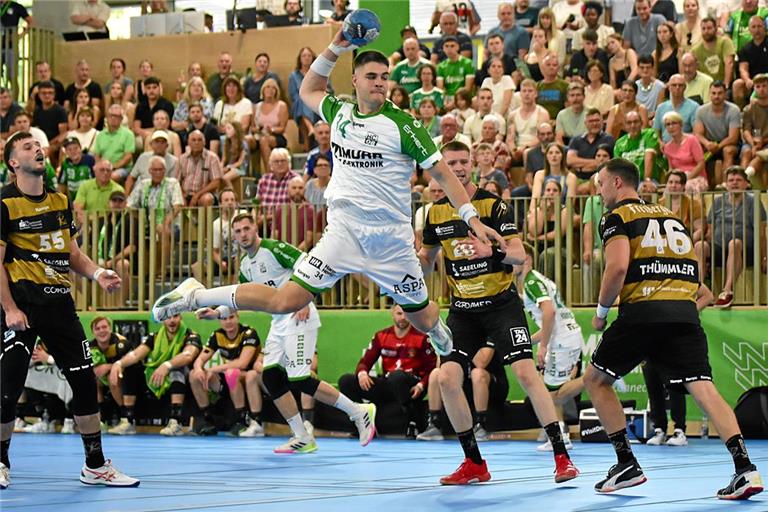 Eigengewächs Lukas Rauh wird beim HCOB bleiben. Archivfoto: Tobias Sellmaier