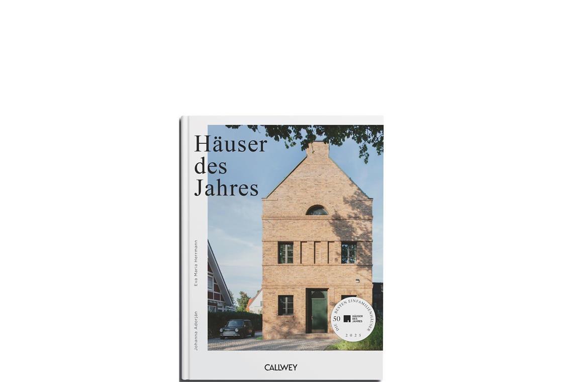 Eigenheime heute  – gelungene Umbauten, kleine neue Häuser: das Buch  „Häuser des Jahres 2025“ mit Texten von Johanna Adorján  und  Eva Maria Herrmann (Callwey  Verlag, 59,95 Euro)versammelt die „50 besten Ideen für Einfamilienhäuser“.