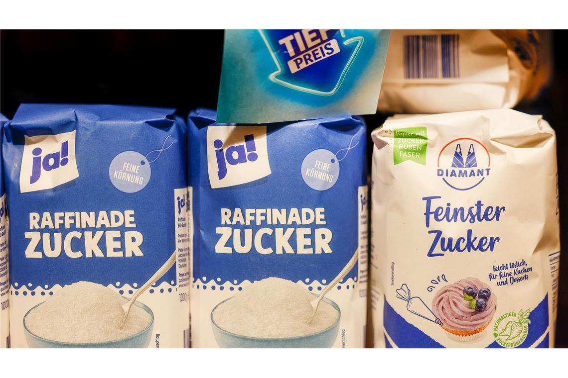Eigenmarken und Herstellermarken stehen im Regal vielfach direkt nebeneinander.