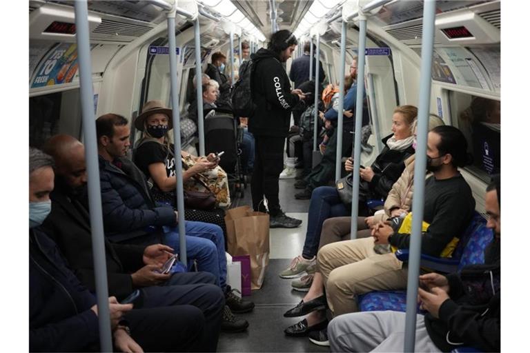 Eigentlich herrscht zumindest in U-Bahnen in London Maskenpflicht. Doch seit dem von der Regierung verkündeten „Freedom Day“ verzichten viele Britinnen und Briten auf Schutzmaßnahmen. Foto: Matt Dunham/AP/dpa