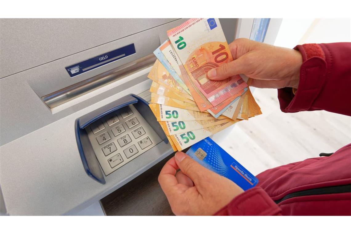 Eigentlich kann man sich aus dem Bankautomaten Geld ziehen (Symbolbild). Sollte das nicht mehr klappen, könnte die Kündigung des Girokontos dahinterstecken. Das geschieht allerdings selten.