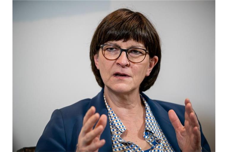 „Eigentlich müssten alle Arbeitgeber zum Beispiel zuhause nachprüfen, ob der Stuhl überhaupt geeignet ist“, sagt Saskia Esken. Foto: Michael Kappeler/dpa