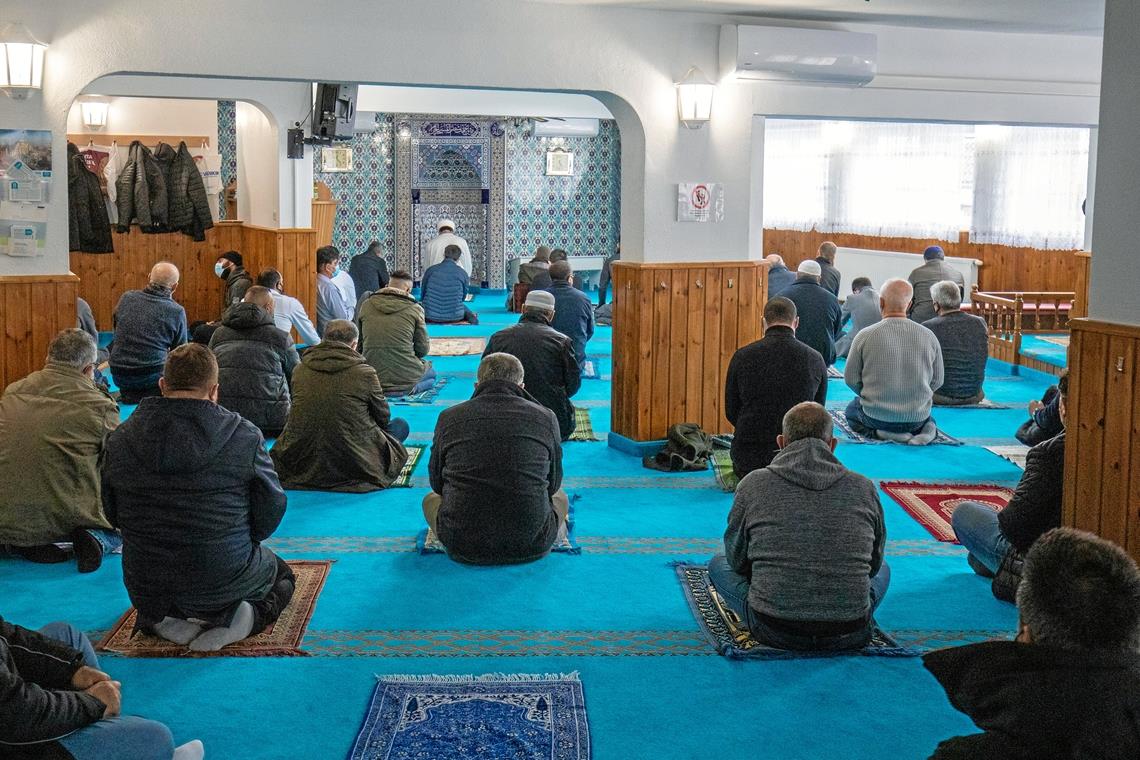 Eigentlich stehen sie Schulter an Schulter, doch nun kann das Freitagsgebet in der Backnanger Moschee nur noch mit Abstand und weniger Teilnehmern stattfinden. Fotos: A. Becher