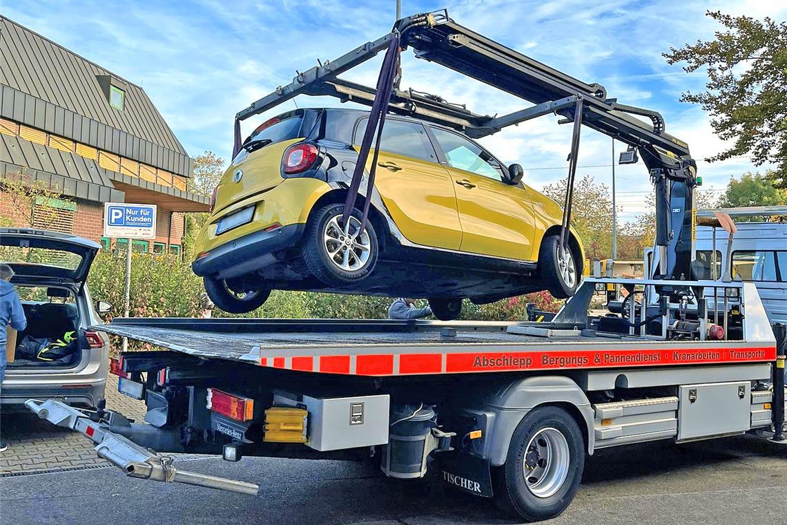 Murrhardter Unternehmerin verteidigt ihre Parkplätze Eigentlich weist ein Schild darauf hin, dass die vier Stellplätze am Gebäude in der Bahnhofstraße 6 ausschließlich Kundenparkplätze sind. Viele beachten dies allerdings nicht. Nun hat Tanja Bönisch-Maag Ernst gemacht und den Abschleppdienst geholt. Foto: privat