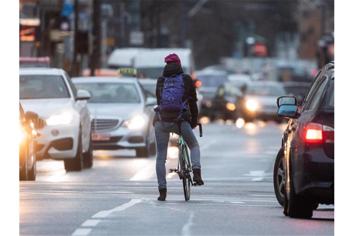 Eigentlich zielte eine Reform der Verkehrsregeln vor allem auf mehr Schutz für Radler. Doch hinzugekommene schärfere Sanktionen für Raser sorgen weiter für Ärger. Foto: Sebastian Gollnow/dpa