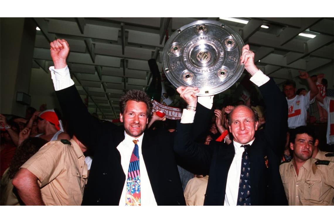 Eike Immel (links) mit Manager Dieter Honeß und der Meisterschale.