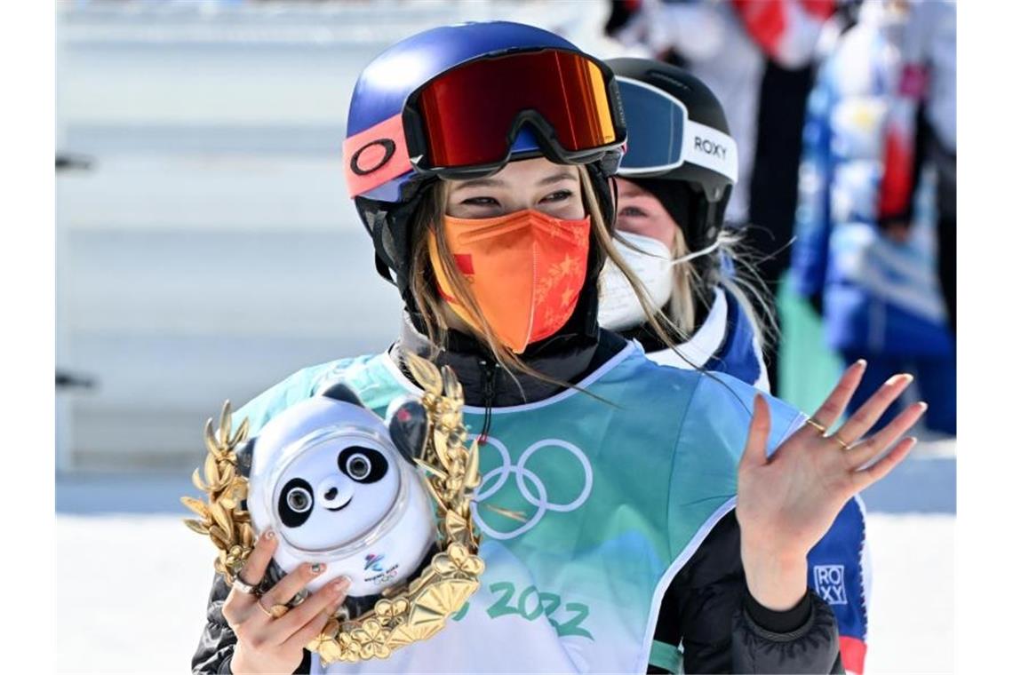 Das war die Olympia-Nacht Eileen Gu aus China ist die neue Olympiasiegerin im Ski-Freestyle. Foto: Peter Kneffel/dpa