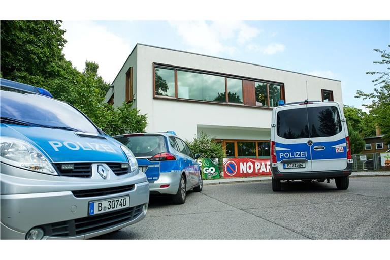 Ein 13-Jähriger soll einen 12 Jahre alten Mitschüler in Berlin-Spandau mit einer Stichwaffe angegriffen haben.