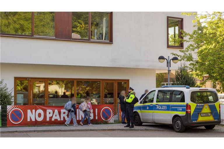 Ein 13-Jähriger soll einen 12 Jahre alten Mitschüler mit einer Stichwaffe angegriffen haben.