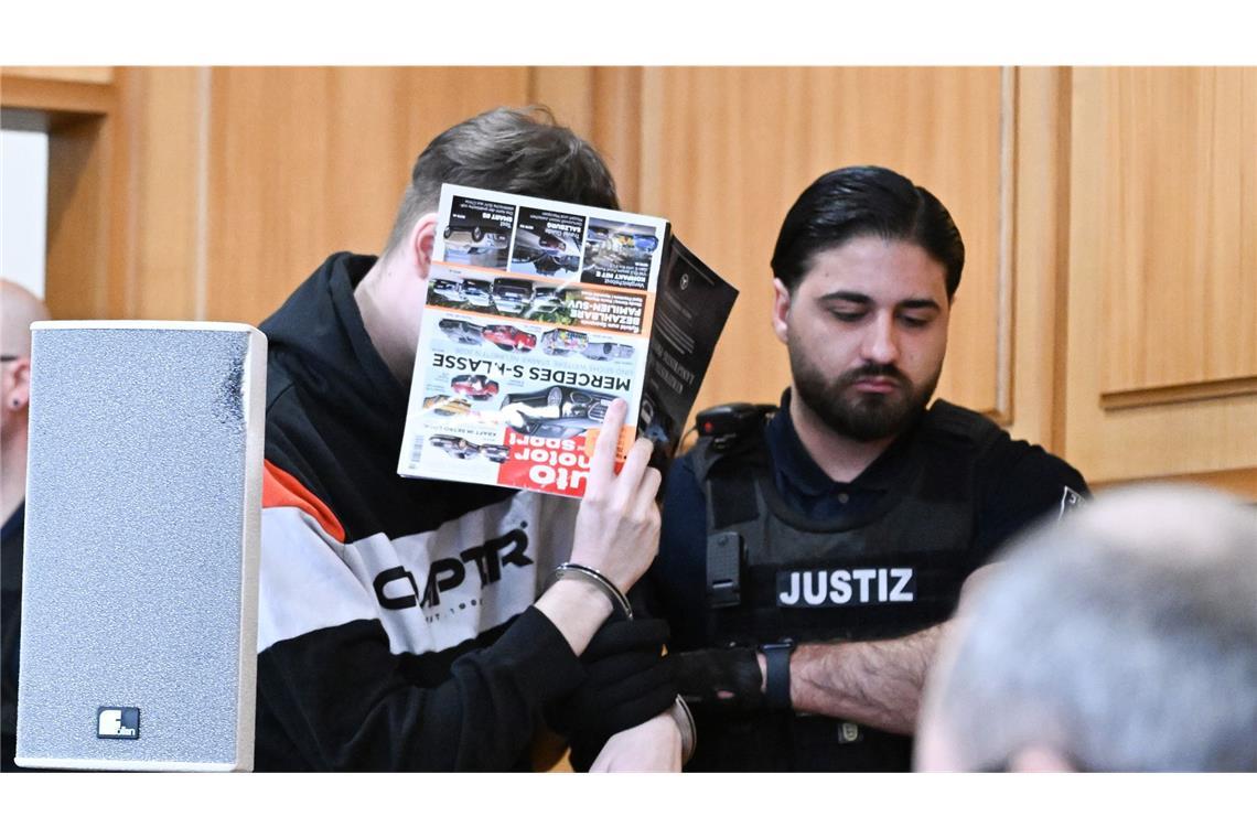 Ein 18-jährige Autofahrer steht in Heilbronn wegen Mordes vor Gericht. Er fuhr einen 12-Jährigen auf einem Parkplatz an, der später verstarb.