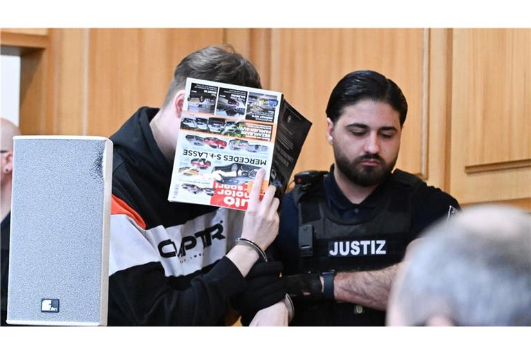 Ein 18-jährige Autofahrer steht in Heilbronn wegen Mordes vor Gericht. Er fuhr einen 12-Jährigen auf einem Parkplatz an, der später verstarb.