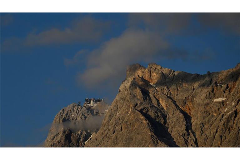Ein 19-Jähriger aus Baden-Württemberg ist auf einem Klettersteig an der Zugspitze tödlich verunglückt. (Archivbild)
