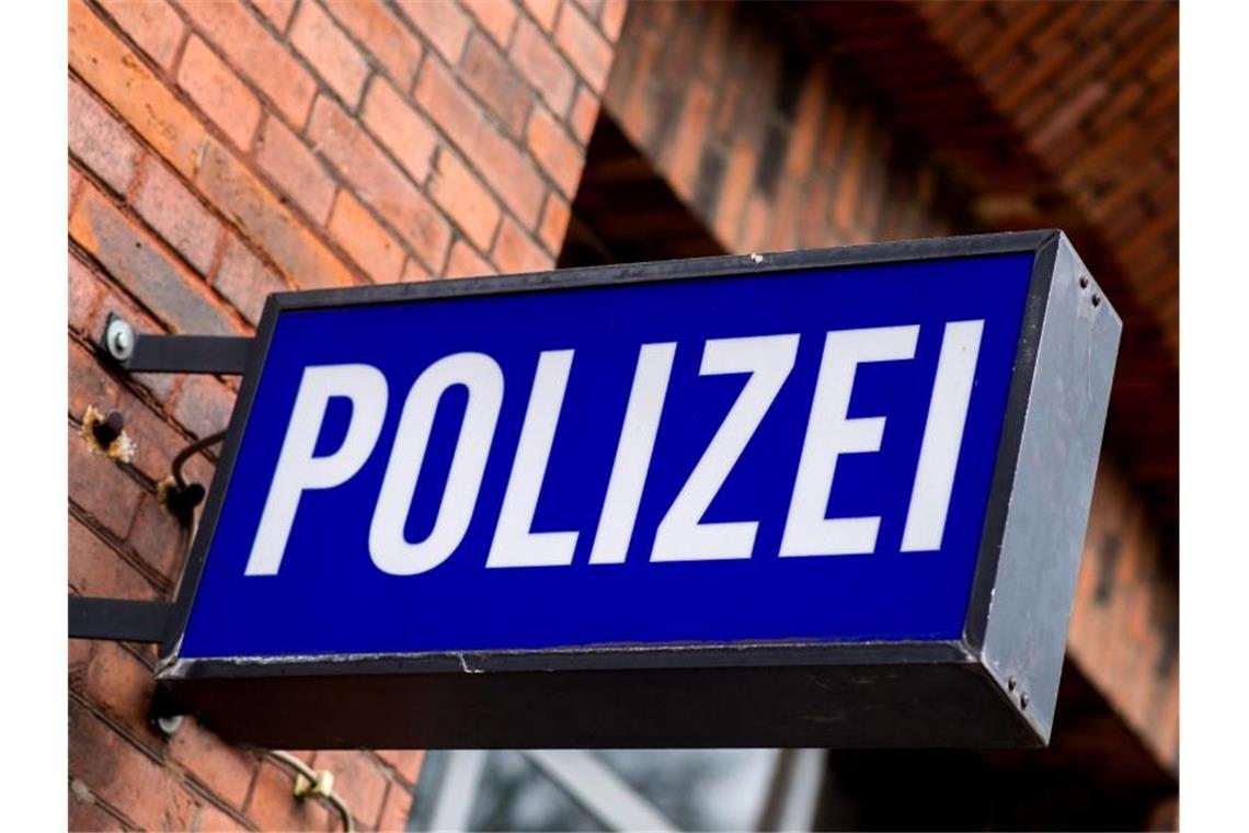 Ein 19-Jähriger, der im Gewahrsam der Polizei Delmenhorst zusammengebrochen war, ist im Krankenhaus gestorben. (Symbolbild). Foto: picture alliance / Hauke-Christian Dittrich/dpa