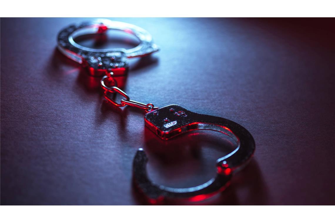 Ein 20-Jähriger ist festgenommen worden, nachdem er in Reutlingen einen Mann mit einem Messer angegriffen haben soll (Symbolfoto).