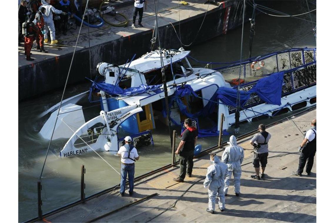 Ein 200 Tonnen schwerer Hubkapazitätskran in der Nähe der Margaretenbrücke auf der Donau hebt das gesunkene Schiffswrack auf. Foto: Balazs Mohai/MTI/AP