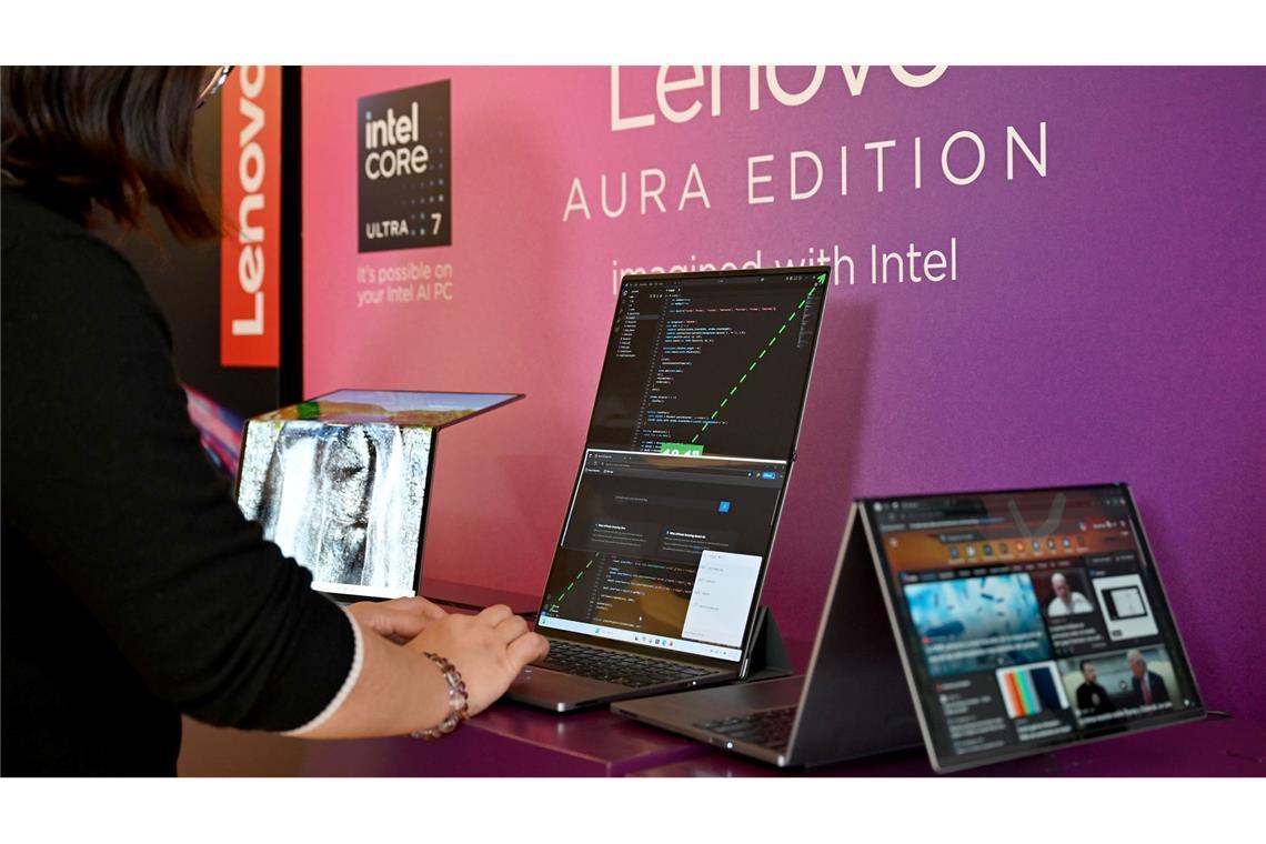 Ein 2025 vorgestellter Laptop mit überlangem Bildschirm, den man nach hinten wegklappen kann.