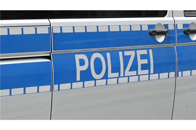 Ein 21-Jähriger aus dem Hohenlohekreis hat die Verbrennung von Gegenständen gestreamt und Beamten beleidigt (Symbolfoto).
