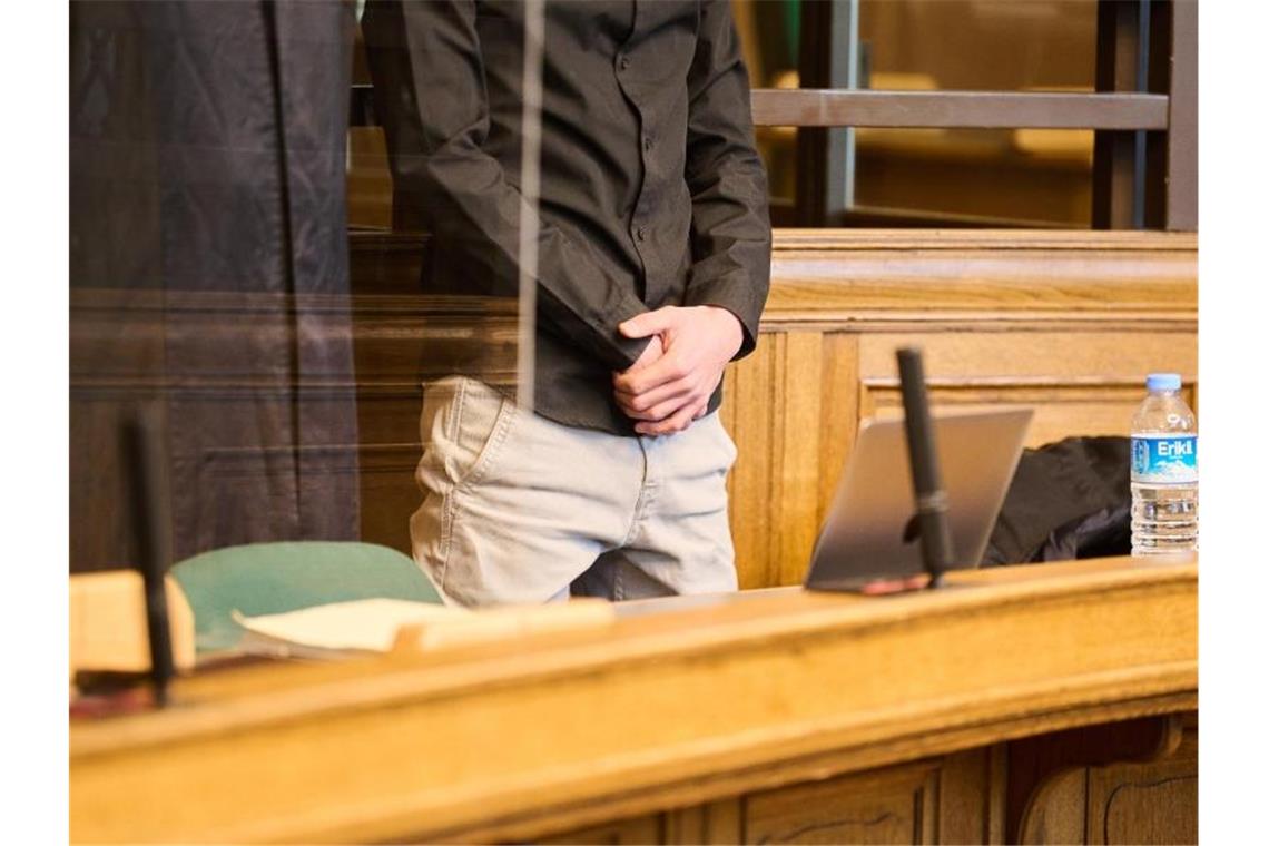 Drei Freunde in den Tod gerast – 22-Jähriger auf Anklagebank Ein 22-Jähriger ist vor dem Berliner Landgericht wegen eines illegalen Kraftfahrzeugrennens angeklagt. Foto: Annette Riedl/dpa