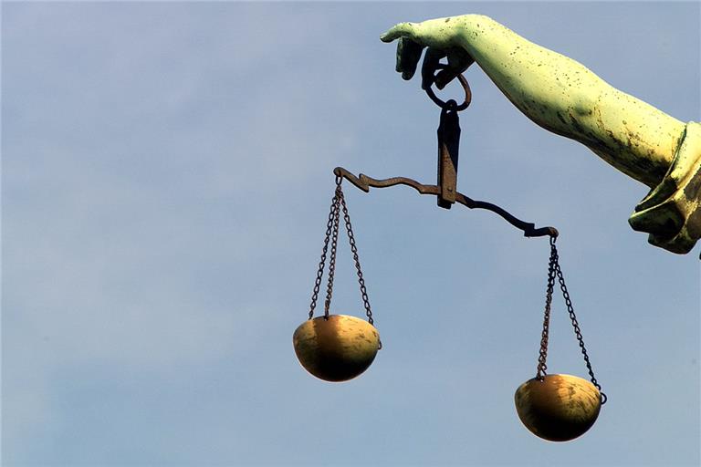 Ein 23-Jähriger musste sich vor dem Schöffengericht unter anderem für einen Überfall in einem Backnanger Discounter verantworten.  BilderBox.com/Erwin Wodicka