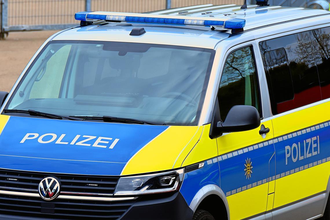 Ein 23-Jähriger verursachte die Unfälle, als er gegen die Mittelleitplanke prallte, so die Polizei. Symbolfoto: Tobias Sellmaier