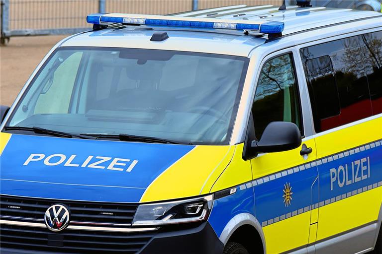 Ein 23-Jähriger verursachte die Unfälle, als er gegen die Mittelleitplanke prallte, so die Polizei. Symbolfoto: Tobias Sellmaier