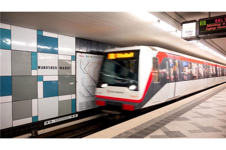 Ein 25-Jähriger zerrte eine 18-Jährige vor eine einfahrende U-Bahn an der Haltestelle "Wandsbek-Markt".